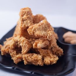 Crispy bite-sized fried chicken